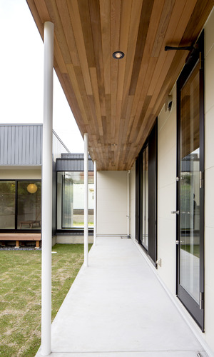 木張りの軒下で美しさが際立つ