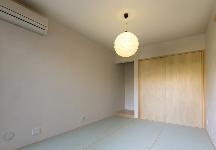 襖戸を木にすることで和モダンを演出