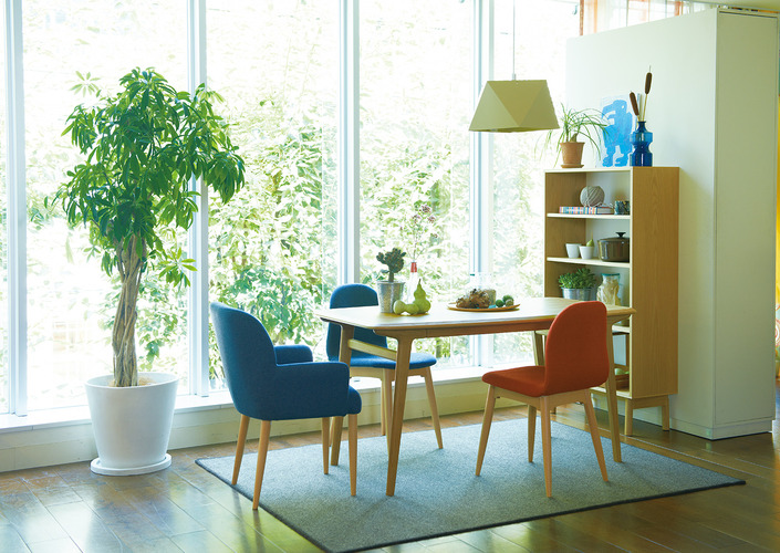 カラフルで爽やかなリビングスペース