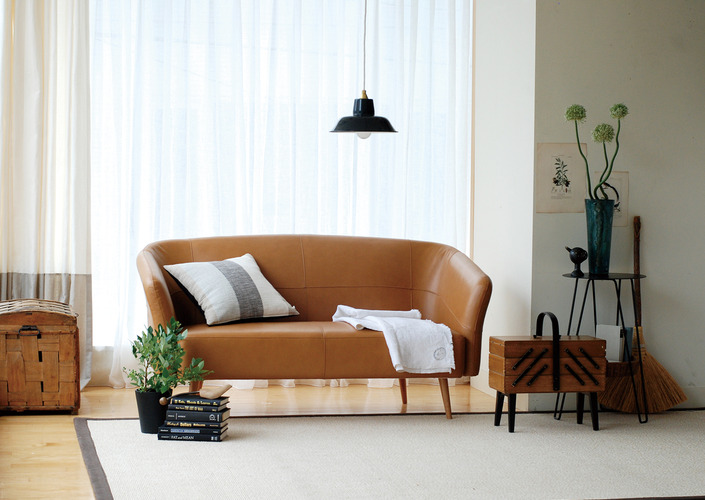 存在感のあるレザーソファでナチュラルモダンなリビング