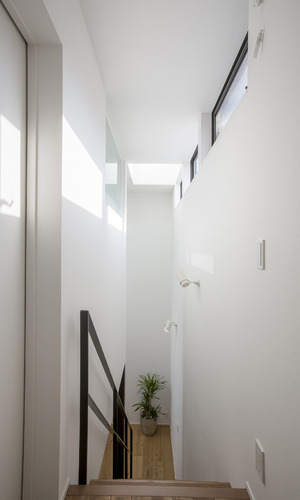 ハイサイドライトで圧迫感を感じさせない高さのある階段スペース