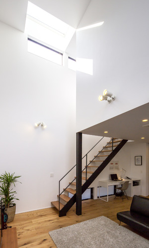 吹き抜けと高窓が絶妙なバランス