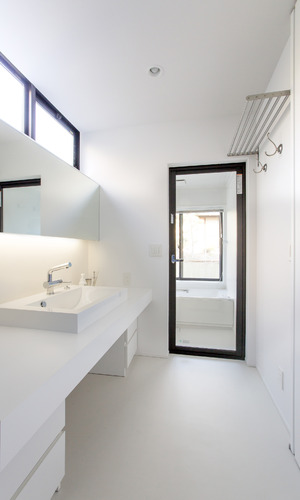 柔らかい光がリゾートホテルのような洗面コーナー