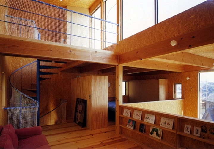 家具や階段がゆるやかに空間を分ける