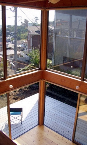 ２階まである大きな窓