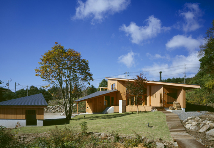木の外壁と大屋根が特徴の外観