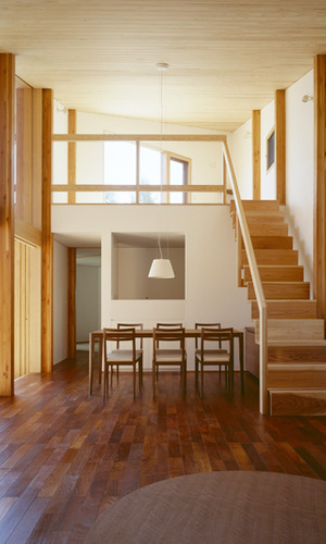 吹き抜けに面した木製階段