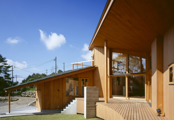 屋根に覆われた広いテラス