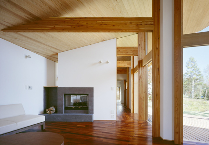 暖炉とリビング