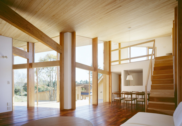 大屋根が室内とテラスを一体で覆う