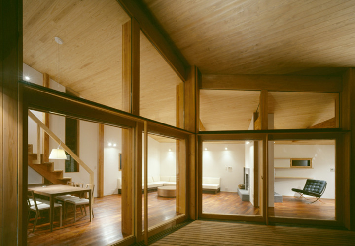 テラスから内部をみた夕景