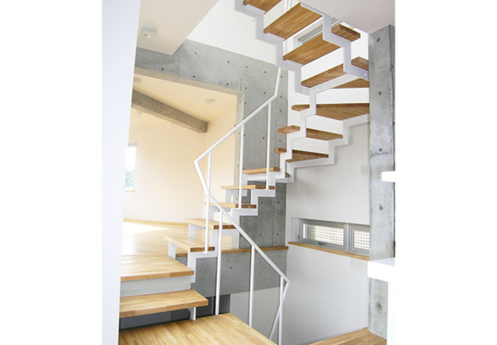 家の中心に配置された動きのある階段