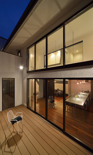吹き抜けの高さまである窓が魅力的なテラス・バルコニー