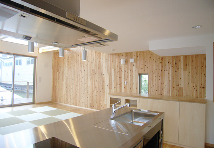 杉パネルの優しい印象のリビング