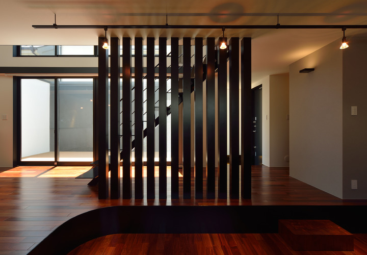 柱を等間隔に配置し、壁としての機能を圧迫感なく見せる