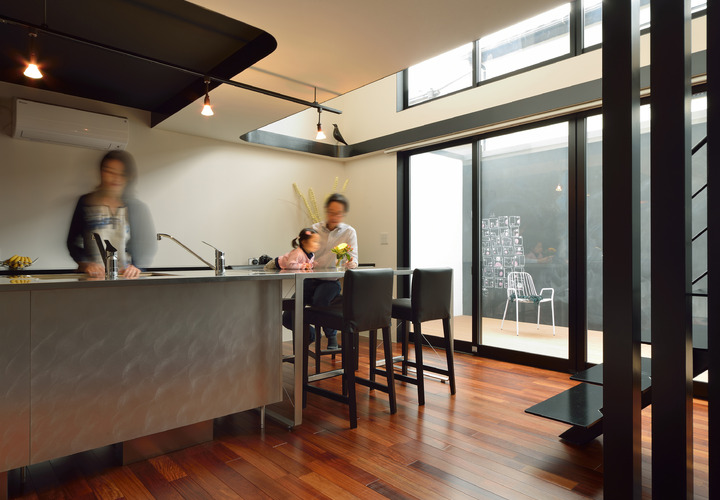 ステンレスカラーのキツチンと、より品のよさを感じさせる重厚感ある床材