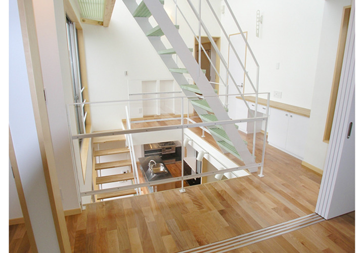 家族の声が届く吹き抜け回廊