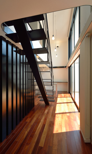 オブジェのような装いの階段後ろ面