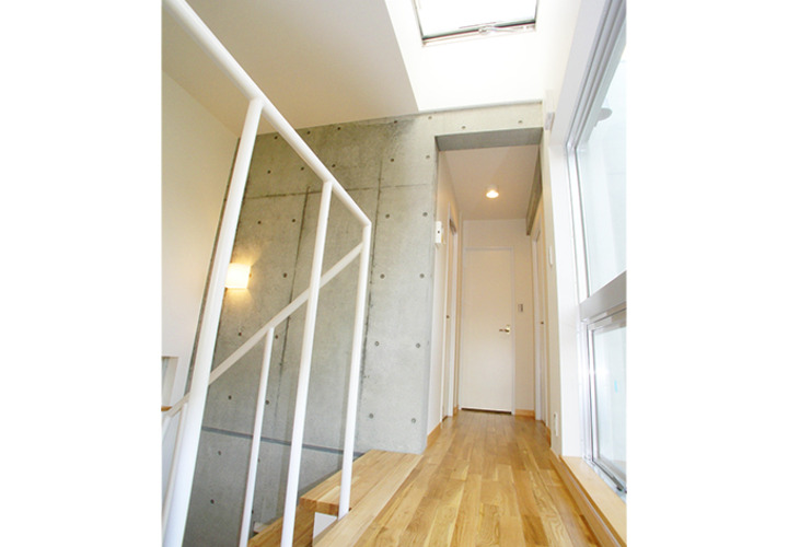 天窓から光が注ぐ明るい空間