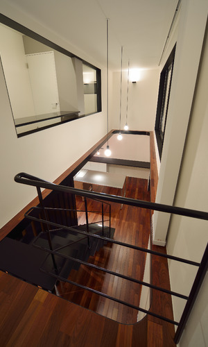 まるで洞窟内に続くような階段