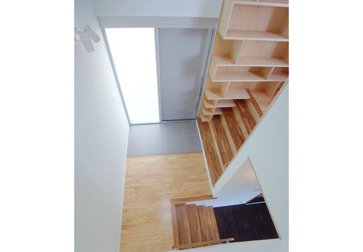 不規則な壁面収納が並ぶ玄関ホール