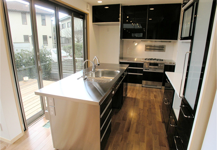 シックな色調でまとめた特注キッチン