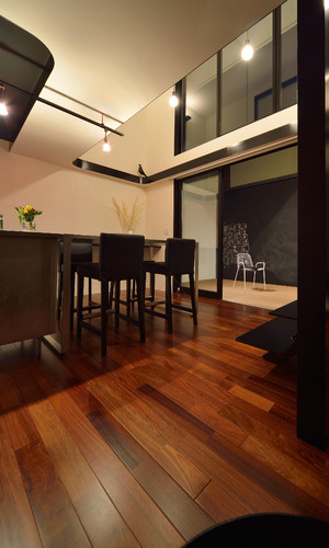 シックな配色の室内をよりムーディにする間接照明