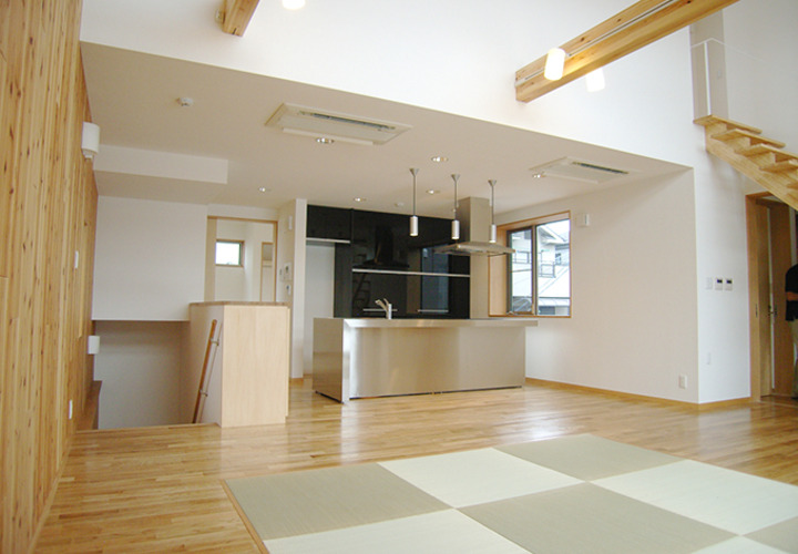 リビングの畳スペースからキッチンを見る