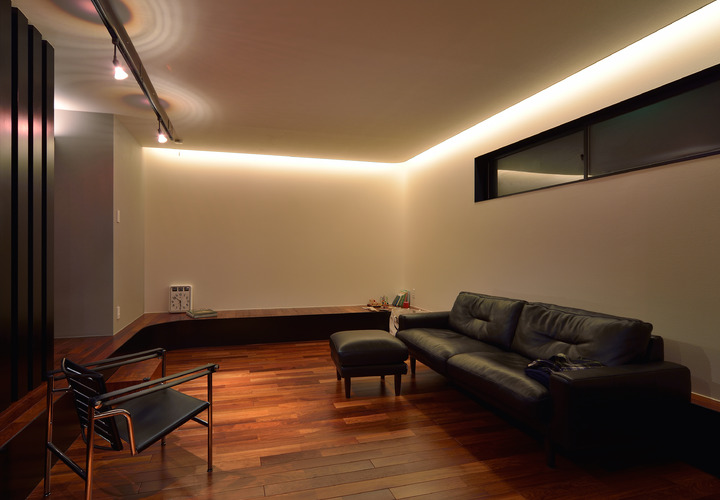 天井の折り上げからもれる光が安堵感を生むリビング