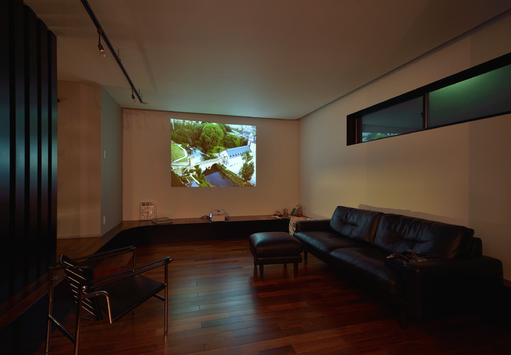 プロジェクターを楽しめる、落ち着いた雰囲気のリビング