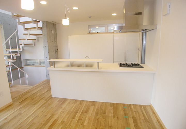 白を基調としたオープンキッチン