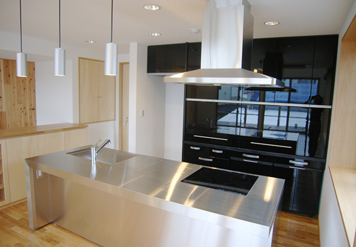 空間を引き締めるシックなオープンキッチン