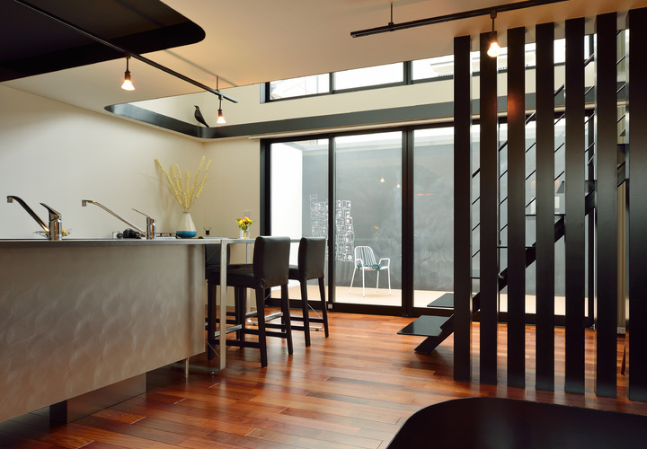 外壁を利用したバルコニーが、部屋との境界を低くする