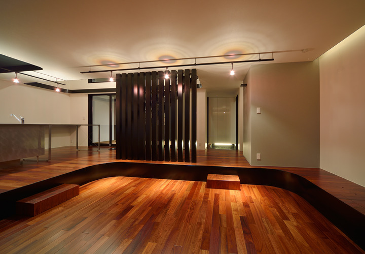 舞台のような緊張感のあるマルチルーム