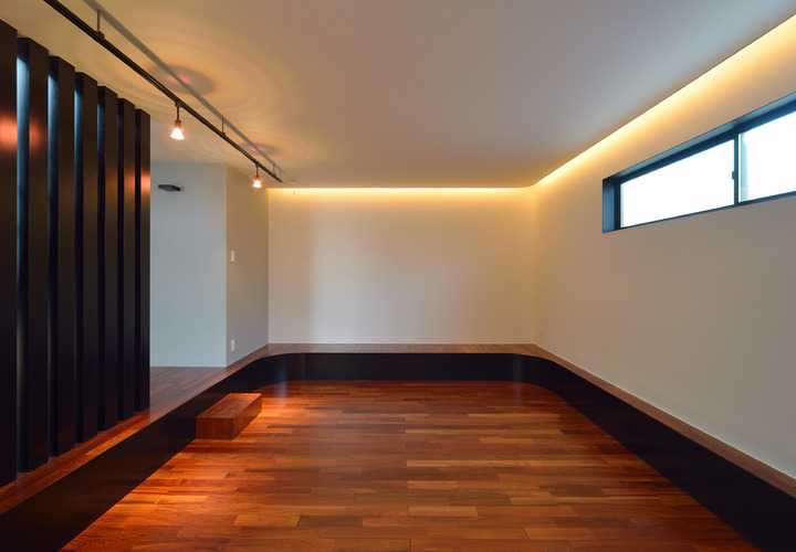 床の掘り下げることで、動きのあるマルチルームに