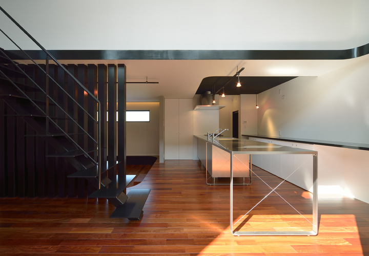 キッチンと意匠を合わせたダイニングテーブル兼作業台