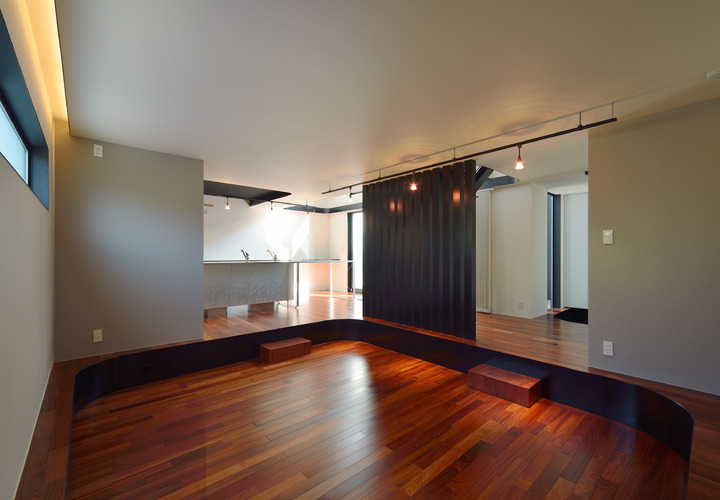 床の掘り下げ、天井の折り上げ、吹き抜けがいろいろな表情を持つ空間にさせる