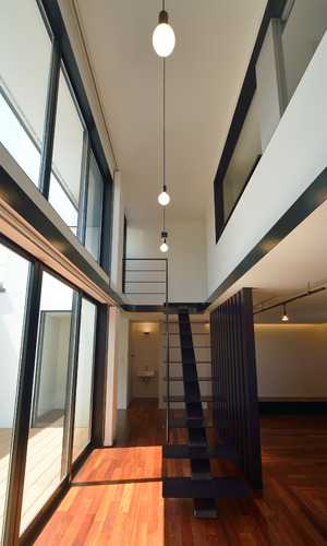 黒の直線構成がすばらしい階段周り