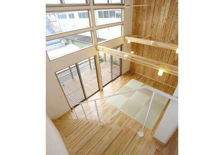 明るく開放的な吹き抜けリビング