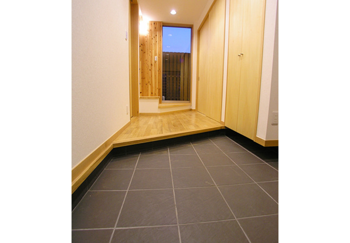 広々と出迎える玄関ホール