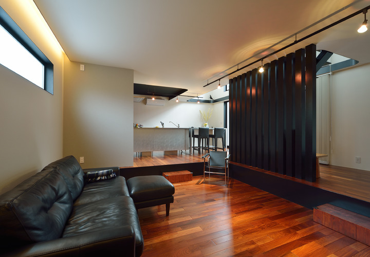 キッチンから1段下がることで、空間の変化が出るリビング