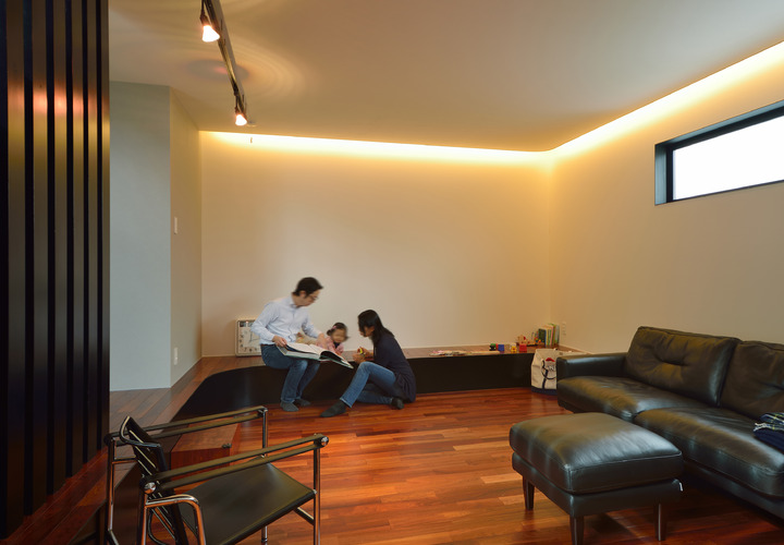 ベンチとしても、テーブルとしても使える段差のあるマルチな床