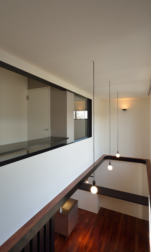 サイズとコードの長さが建物の比率にあっているバランスのよい照明