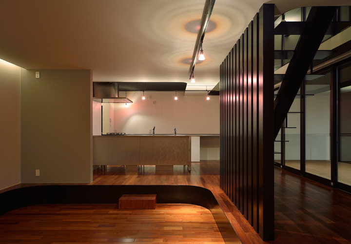 バーのような佇まいのムードあるキッチン