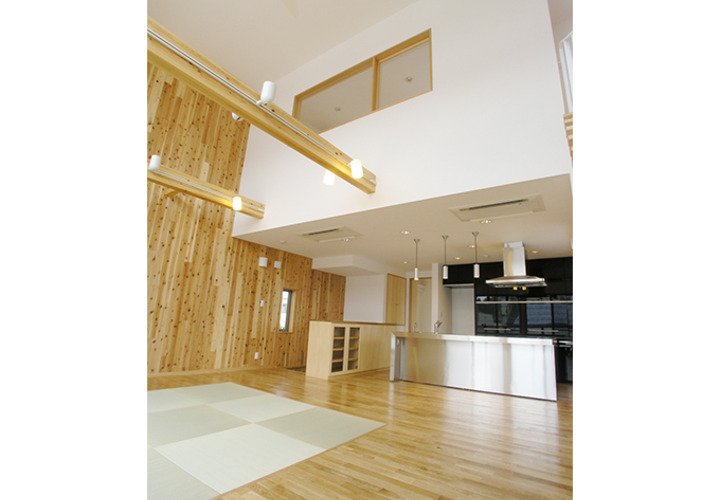 木材をふんだんに使用したリビング