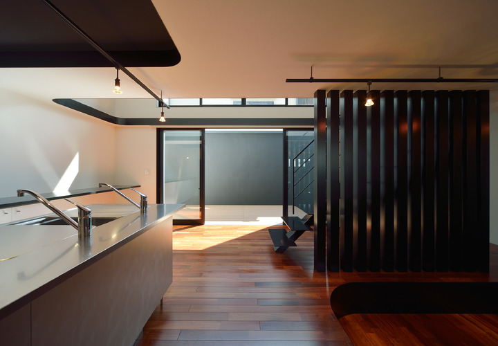 高さのある外壁がプライバシーを守るバルコニー