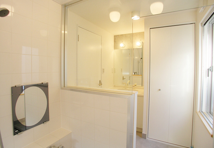 ガラス窓の開放的な浴室