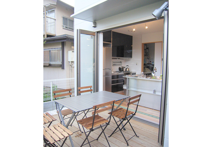 デッキで食事も楽しめるテラス