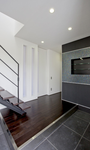 シックにまとめた玄関の空間に、目をひくモザイクタイル