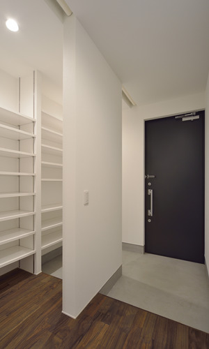 大容量のシューズスペースが用意された玄関スペース